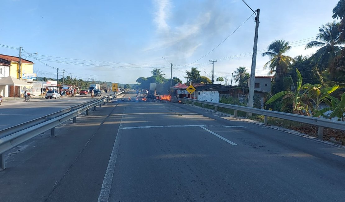 Após Prefeitura de Marechal não realocar barraqueiros, trabalhadores fecham AL-101 Sul