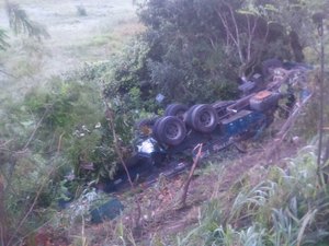  Acidente envolvendo caminhão deixa uma pessoa morta e outra ferida na BR-101