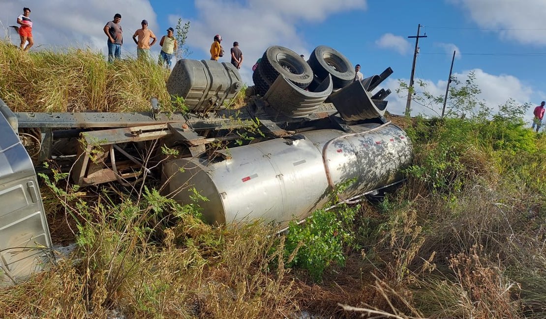 [Vídeo] Caminhão-tanque capota em Major Izidoro e motorista fica preso às ferragens