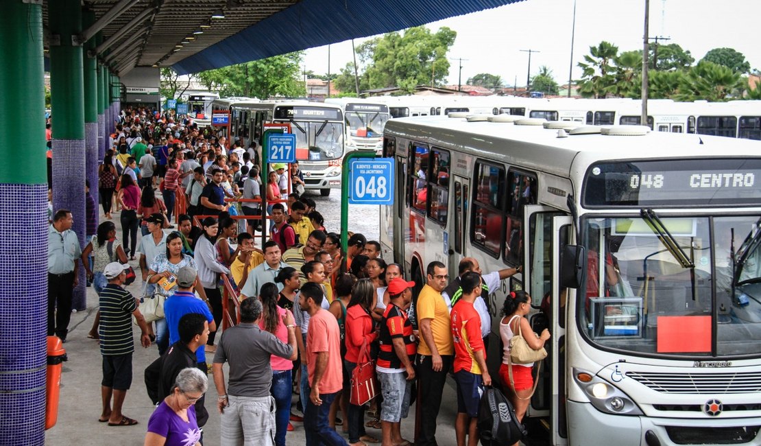 Manifestantes realizam protesto contra aumento da passagem de ônibus