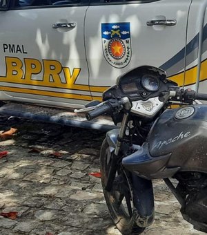 Após tentativa de roubo, criminosos abandonam moto no Clima Bom