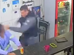 Policial invade bar e agride homem que teria batido na mãe: 'É isso que merece'