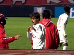 Igor Gomes explica confusão que houve com sua camisa no jogo contra o Athletico-PR