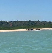 Carro da SMTT de Maragogi atola na faixa de areia da Praia de Burgalhau
