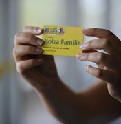 Bolsonaro assina 13° para beneficiários do Bolsa Família