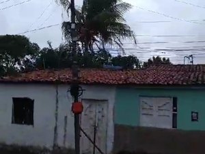 Após batida de caminhão, moradores temem queda de poste eletrificado em Arapiraca