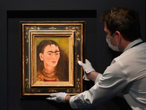 Obra de Frida Kahlo é vendida por US$ 34,9 milhões e marca novo recorde para a artista