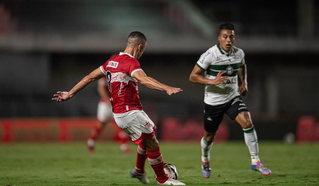 CRB perde para o Coritiba e amarga quarta derrota seguida na Série B