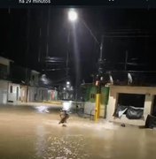 [Vídeo] Grupo de adolescentes toma banho na enchente de São Luís do Quitunde