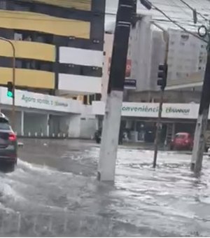 [Vídeo] Chuvas deixam ruas alagadas no bairro da Mangabeiras, em Maceió