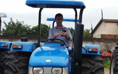 Craíbas recebe trator para modernização da agricultura familiar no município 