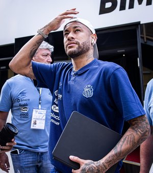 Neymar lidera o campo e até decisões sobre hotel no Santos