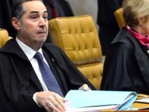 Barroso nega seguimento de ação de Cunha sobre livre trânsito na Câmara