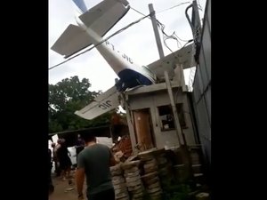 Avião de pequeno porte cai e deixa um morto
