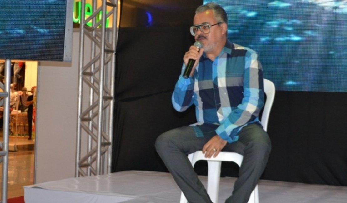 Estilista internacional Ronaldo Fraga abre semana de moda