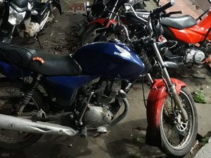 Entregador de pizza encontra moto abandonada em ladeira de Arapiraca e avisa à polícia