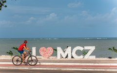 Totem de pedrinhas com 'I ♥ MCZ', na Jatiúca, em Maceió