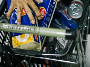 Operadora de caixa e cliente são presas por desvio de itens em supermercado de Maceió