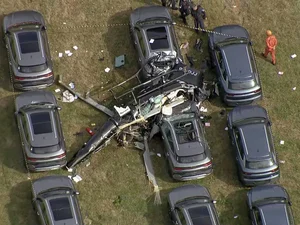Câmeras registram momento da queda de helicóptero após choque no ar no Rio