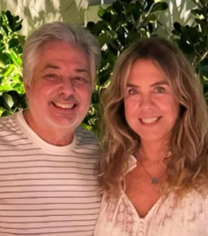 Roberto de Carvalho, viúvo de Rita Lee, posa sorridente ao lado de nova namorada