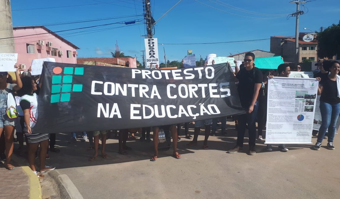 Estudantes do Ifal Maragogi protestam por causa de cortes na educação