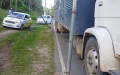 Caminhão colide com estrutura da barreira sanitária na entrada de Porto de Pedras