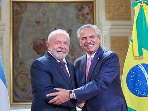 Na Argentina, Lula defende moeda comum para reduzir dependência do dólar; especialistas criticam