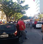 Motoristas da empresa Uber protestam na porta da Prefeitura de Maceió