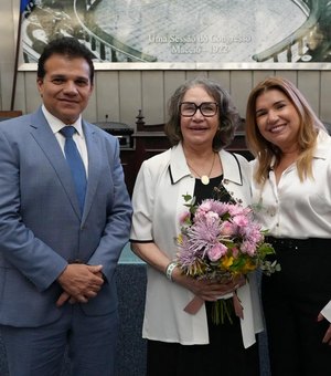 Filantropa Mara Menezes recebe Comenda Tavares Bastos em sessão solene na Assembleia Legislativa