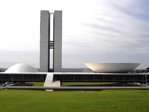 Câmara aprova projeto que suspende limite para emendas contra covid-19
