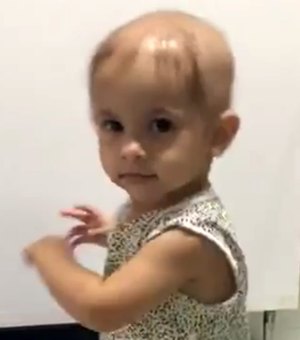 [Vídeo] Médico canta para criança com câncer e emociona internautas