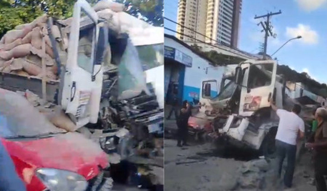 Caminhão perde os freios e provoca acidente com três veículos em Maceió