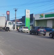 Caminhão baú carregado com motocicletas fica preso em poste de energia elétrica