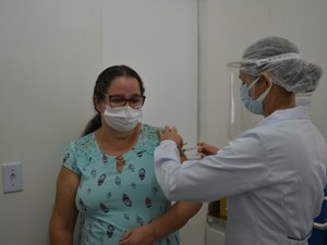 Pacientes renais e adultos com síndrome de Down estão incluídos na nova fase da vacinação em Alagoas