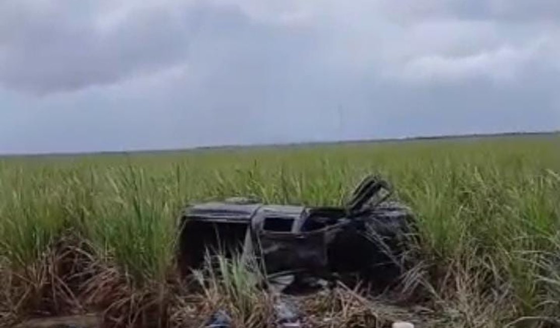 Mulher morre e outras três pessoas ficam feridas após caminhonete capotar na AL-220