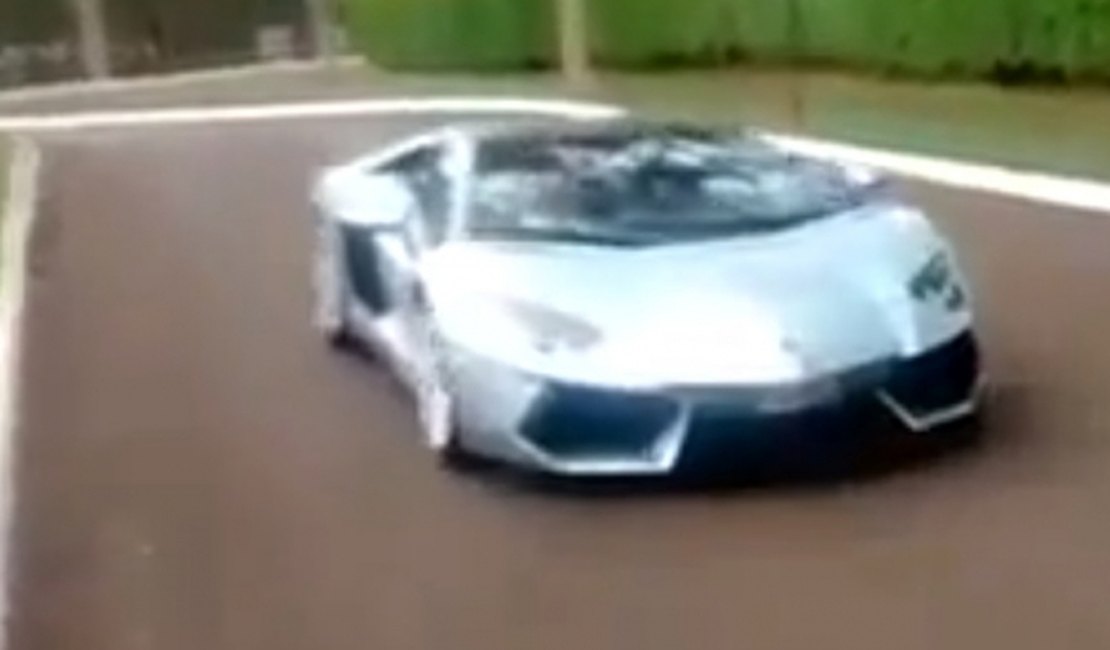 [VÍDEO] Collor comemora devolução de veículos