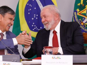 Ministro de Lula ganha título de cidadão de AL; três deputados votam contra o projeto