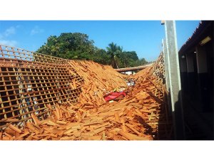 Teto de escola municipal de Penedo desaba no dia dos professores