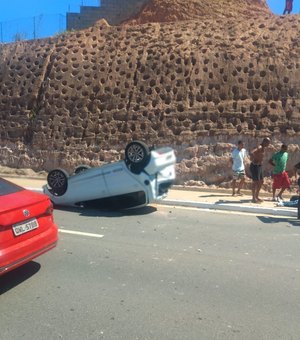 Condutor perde controle do veículo e capota na Avenida Josefa de Melo