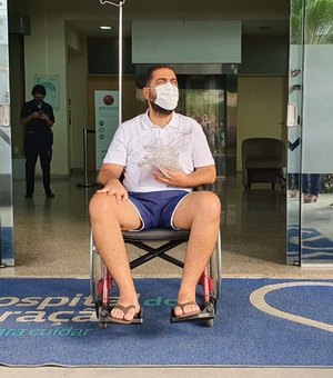 [Vídeo] Denys Reis deixa hospital após se recuperar da Covid-19