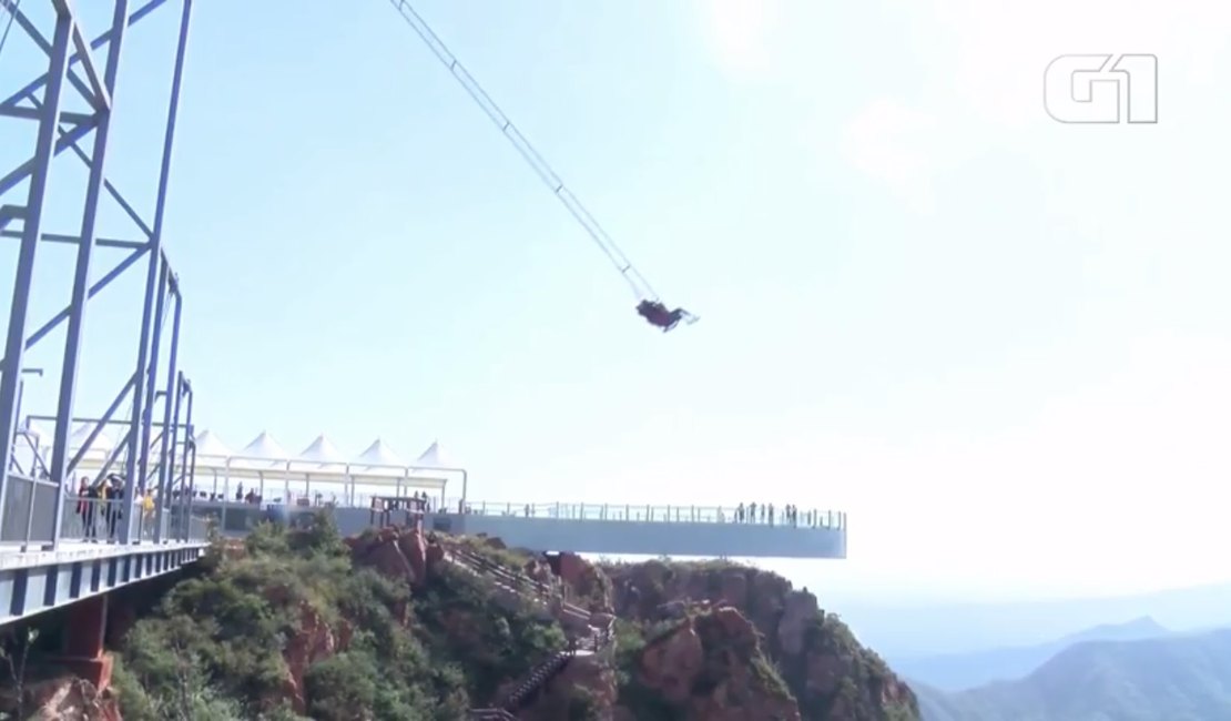 Balanço gigante deixa pessoas suspensas sobre abismo a 320 metros de altura