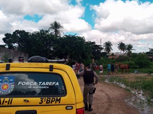 [Vídeo] Cadáver é encontrado dentro de córrego no bairro Manoel Teles, em Arapiraca