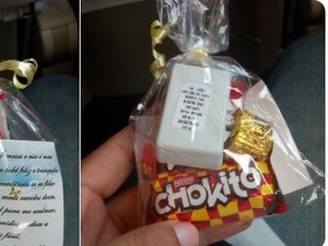 Mãe distribui doces em avião, caso sua filha chore na viagem