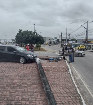 Após ser atingido por carro, poste cai em cima de outro veículo na Av. Menino Marcelo