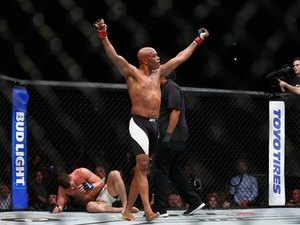 Anderson Silva substitui Jon Jones e encara Daniel Cormier no UFC 200