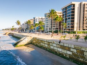 Mais de 14 mil blocos já foram utilizados em obra de contenção do mar em Maceió