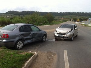 Dois veículos colidem em São Miguel Campos