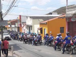 Sepultamento de mototaxista morto por motorista embriagado reúne multidão em Santana