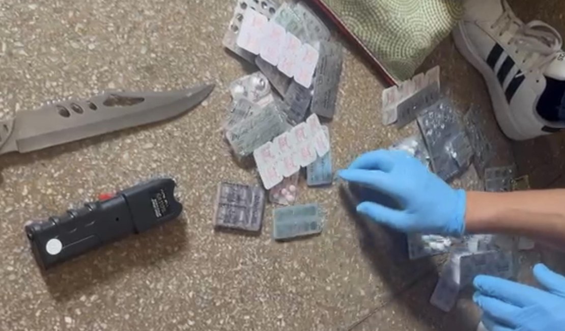 Arma de choque, facão e medicamentos são encontrados em casa ligada a clínica investigada