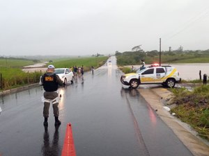 [Vídeo] BPRv libera trecho que ficou alagado em rodovia entre Arapiraca e Lagoa da Canoa, mas ainda há riscos